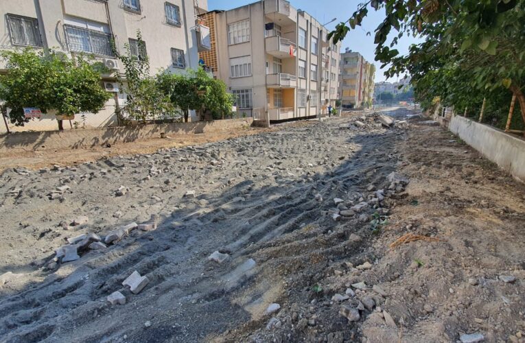 BÜYÜKŞEHİR, TARSUS’TA BİRÇOK CADDEDE KALDIRIM ÇALIŞMASI YAPIYOR