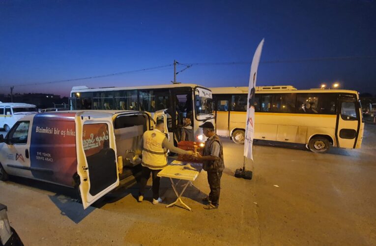 BÜYÜKŞEHİR’İN “1 EKMEK 1 ÇORBA” PROJESİNDEN TARIM İŞÇİLERİ DE FAYDALANIYOR