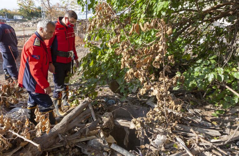 Lucy, tavukları kovalarken kuyuya düştü