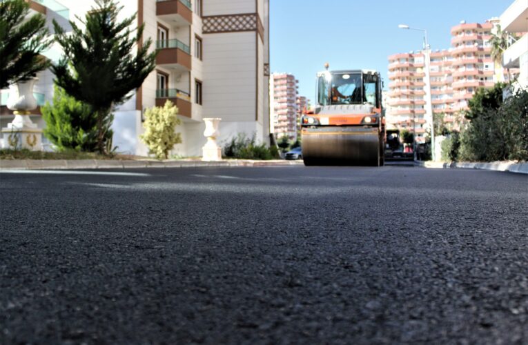 Kaldırım ve sıcak asfalt çalışmaları hızla tamamlandı