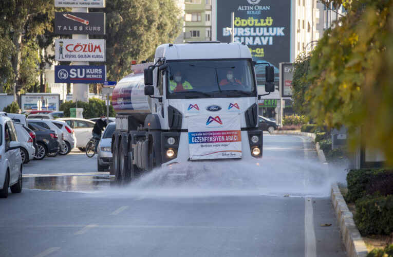 BÜYÜKŞEHİR, CADDE VE SOKAKLARI DEZENFEKTE ETMEYE DEVAM EDİYOR