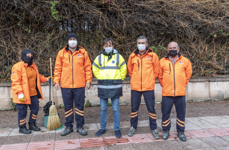 Caddelerde bitkiler budandı