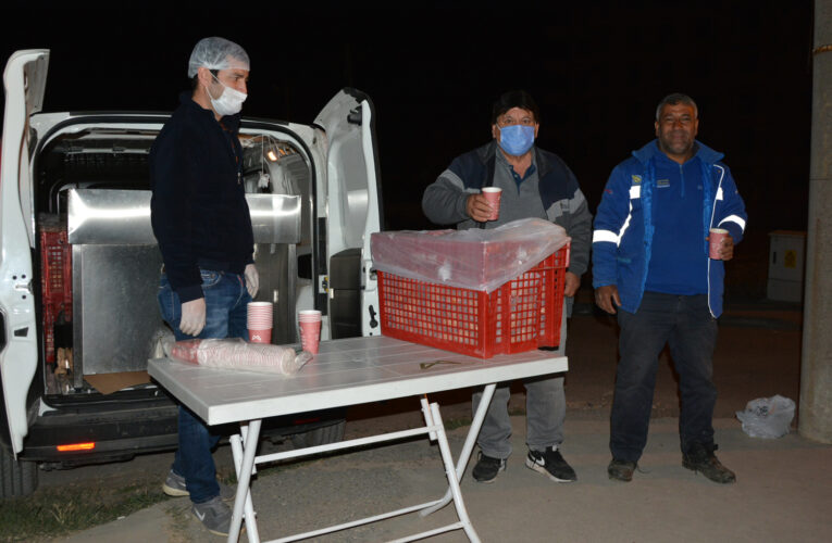 GÜN AYDINLANMADAN YOLLARA DÜŞEN TARIM İŞÇİLERİNE SICAK ÇORBA