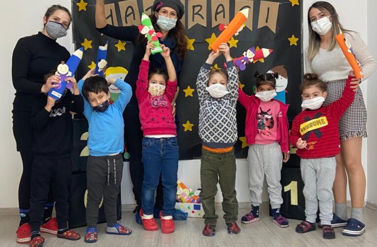 ADİLE TEYZE VE MÜNİR ÖZKUL KREŞLERİNDE KARNE SEVİNCİ