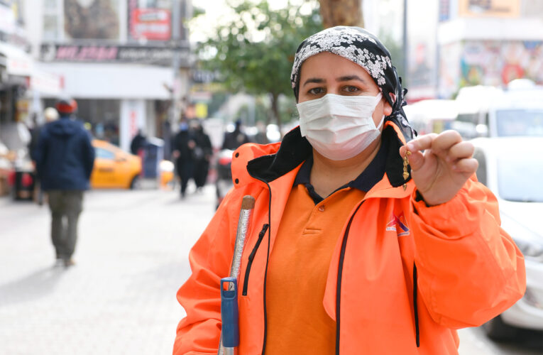 FATMA ALTUNGÜL YERDE BULDUĞU KÜPEYİ KARAKOLA TESLİM ETTİ