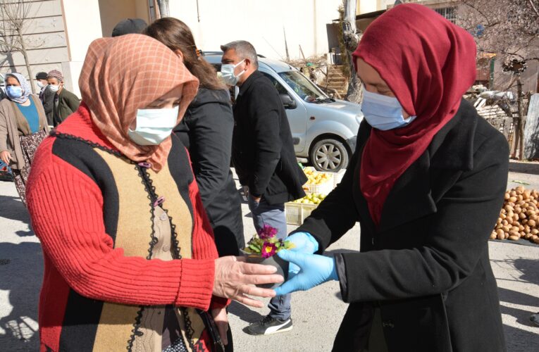 GÜLNAR BELEDİYESİ 8 MART DÜNYA KADINLAR GÜNÜNÜ ÇİÇEKLERLE KUTLADI