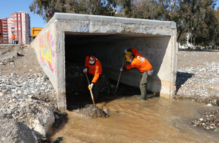 BÜYÜKŞEHİR, LARVA ÜREME ALANI OLAN MENFEZLERİ DÜZENLİ OLARAK TEMİZLİYOR