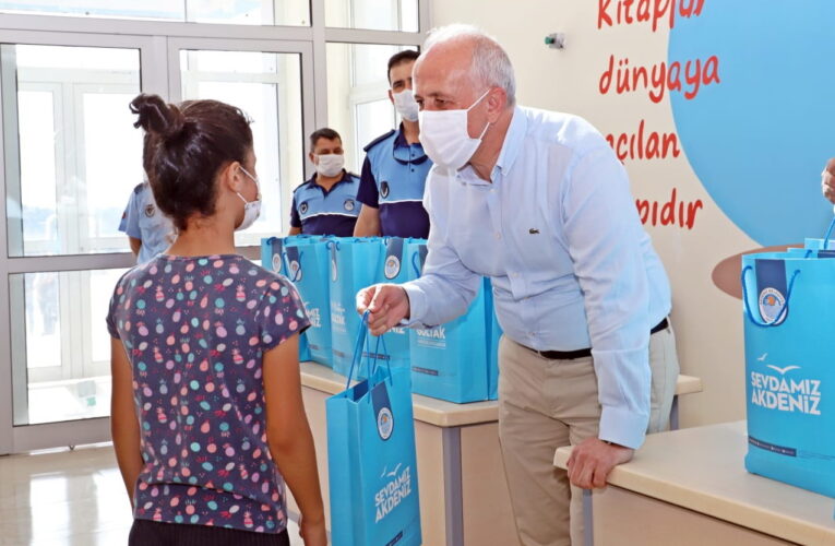 AKDENİZ BELEDİYESİNİN ÖĞRENCİLERE DESTEĞİ ARTARAK SÜRÜYOR