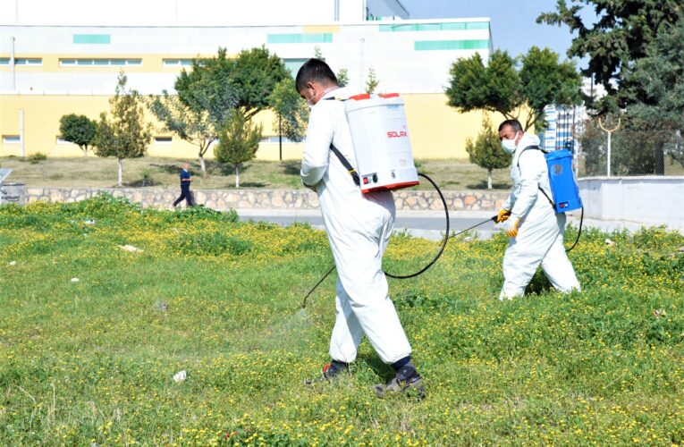 TOROSLAR BELEDİYESİ, OT İLAÇLAMA ÇALIŞMASI YAPIYOR