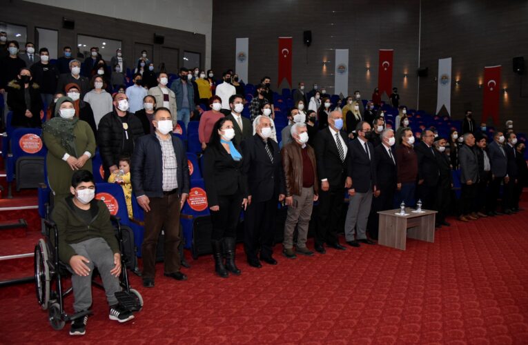 TOROSLAR’DA “ÇANAKKALE GEÇİLMEZ” ADLI TİYATRO OYUNU BÜYÜK BEĞENİ TOPLADI