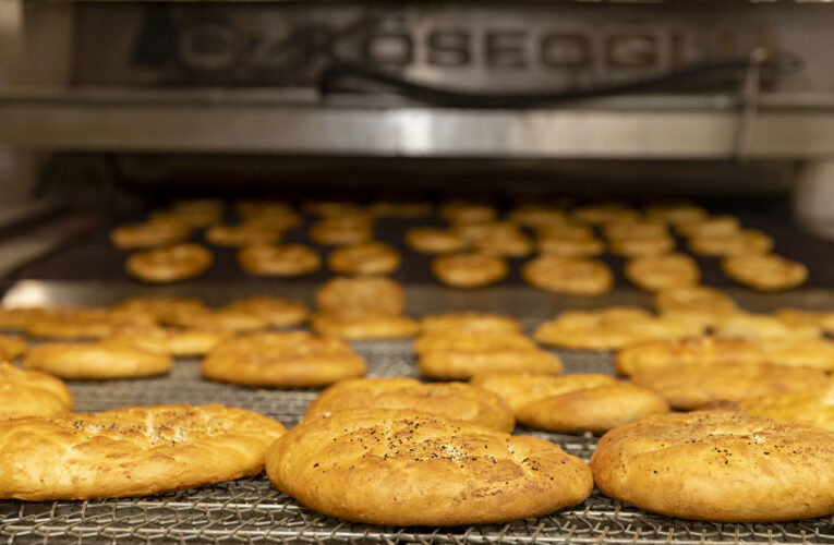 TÜRKİYE’NİN EN UCUZ RAMAZAN PİDESİ, HAMURUNDAN SATIŞINA KADAR KADIN EMEĞİ İLE İŞLENİYOR