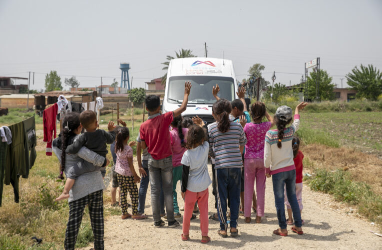 Hem bayramlarını kutladılar hem koli desteği sundular