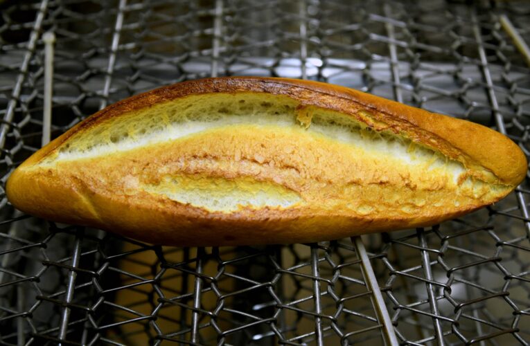 HAYIRSEVERLER PARASINI ÖDÜYOR, EKMEK ÜCRETSİZ DAĞITILIYOR