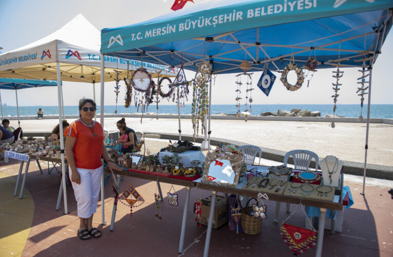 KADINLAR ATIKLARDAN ÜRETTİ, BÜYÜKŞEHİR’İN STANTLARINDA SERGİLEDİ