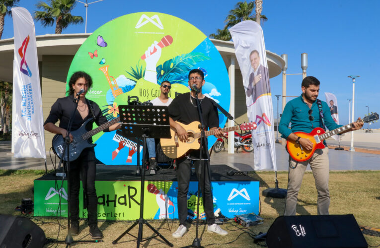 GENÇLER BAKKAL’DAN İÇECEKLERİNİ ALIP KONSERE KOŞTU