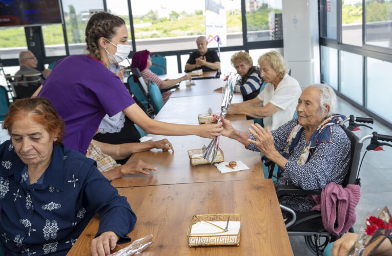 MERSİN BÜYÜKŞEHİR YAŞ ALMIŞ BABALARI UNUTMADI