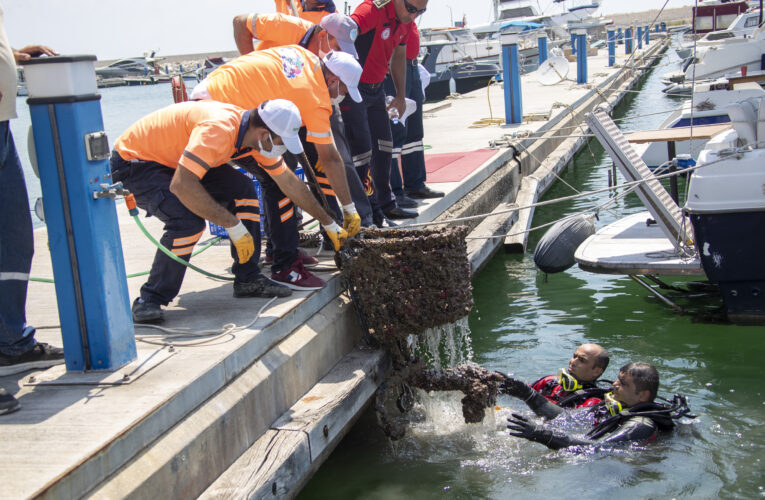 Balık adamlar, çeşitli atıkları denizin dibinden gün yüzüne çıkardı