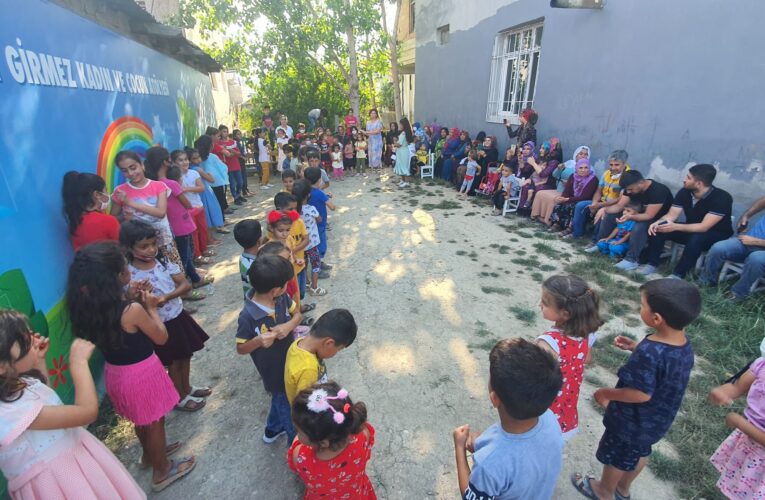 KÜÇÜK KIZLAR, BABALARININ GÜNLERİNİ DANS EDEREK KUTLADI