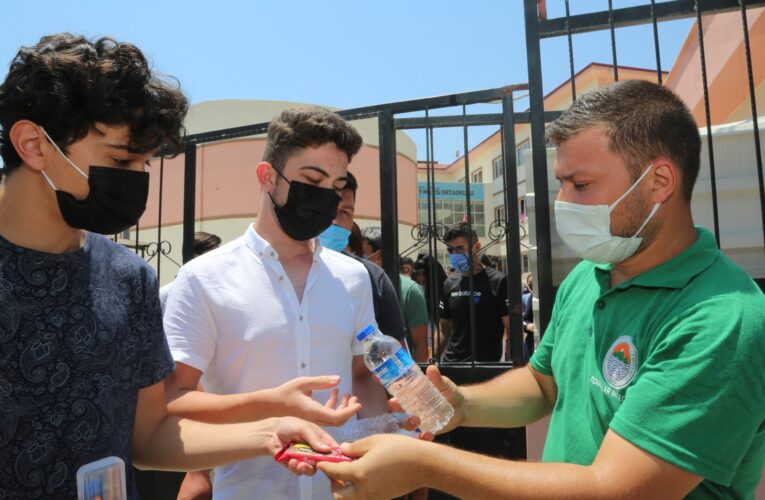 Toroslar Belediye Başkanı Atsız Afşın Yılmaz, YKS’ye giren öğrencilerin ve ailelerinin sınav heyecanını paylaştı