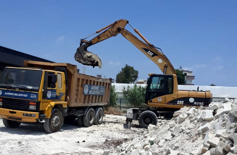 AKDENİZ METRUK BİNALARI YIKIYOR!