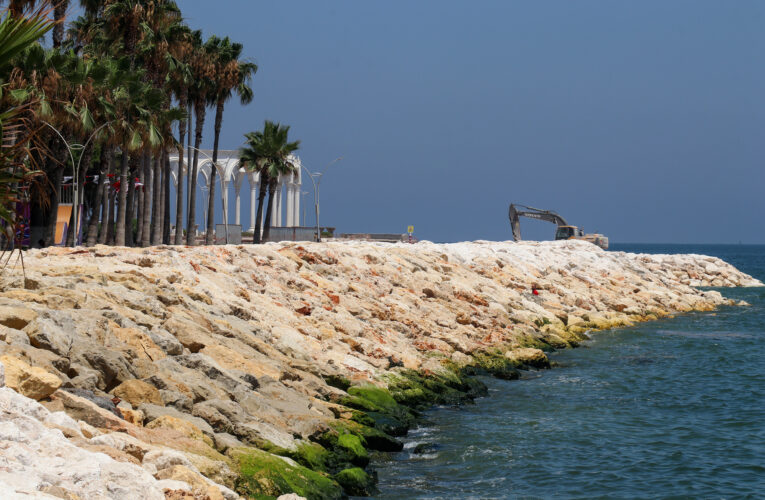 Dalgaların kayalar içinde sönerek karaya zarar vermemesi amaçlanıyor