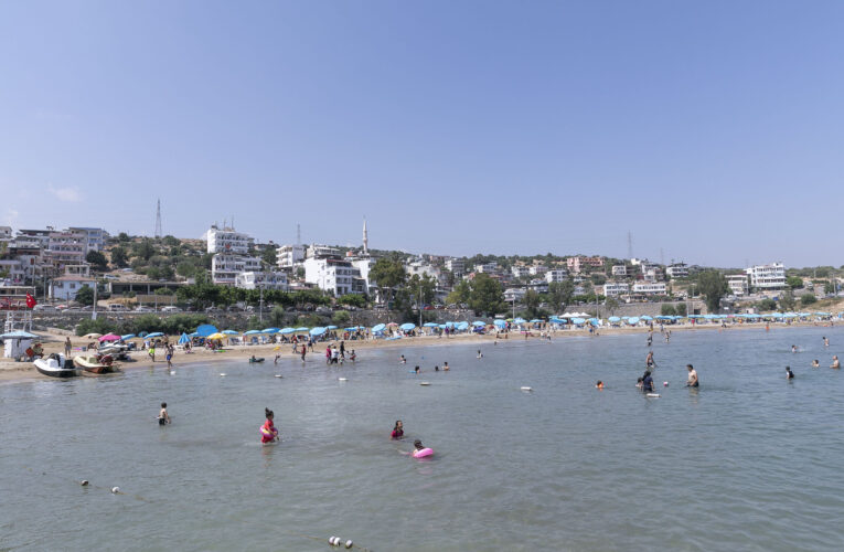 TATİLCİLER, BAYRAMDA BÜYÜKŞEHİR’İN İŞLETTİĞİ 12 PLAJA AKIN ETTİ