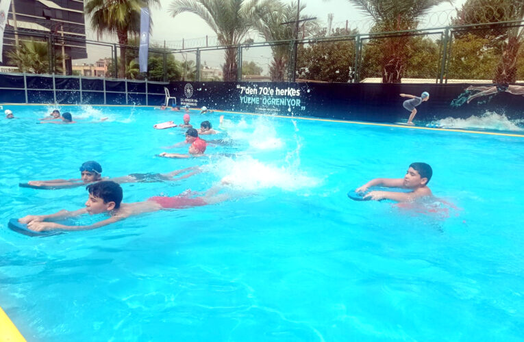 Antrenörler gözetiminde çocuklara kurs veriliyor