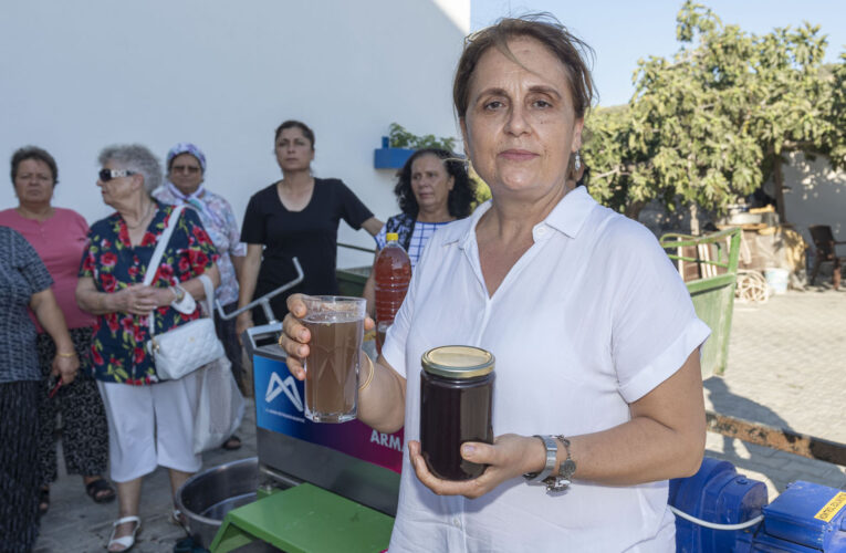 BÜYÜKŞEHİR’DEN GİRİTLİ KÖYÜ’NDEKİ RENKLİ ELLERE ÜZÜM SIKMA MAKİNESİ DESTEĞİ