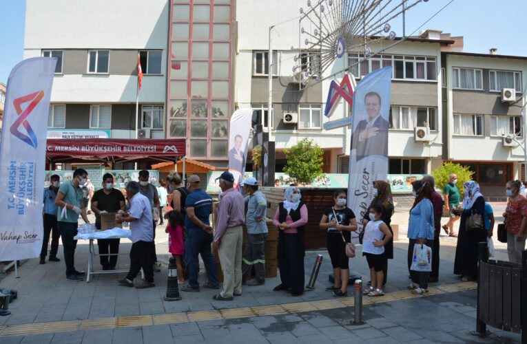 BÜYÜKŞEHİR, İŞLEK NOKTALARDA 50 BİN ADET AŞURE DAĞITTI