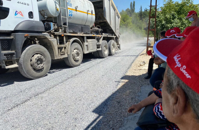 ÇAMLIYAYLA’DA ONLARCA NOKTADA BÜYÜKŞEHİR’DEN YOL ÇALIŞMASI
