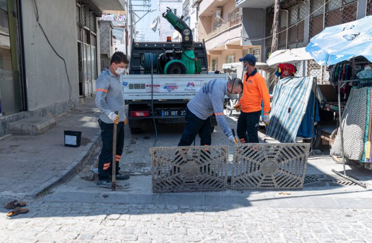 EKİPLERİN DÜZENLİ İLAÇLAMASIYLA VATANDAŞLAR GÖNÜL RAHATLIĞIYLA ALIŞVERİŞ YAPIYOR