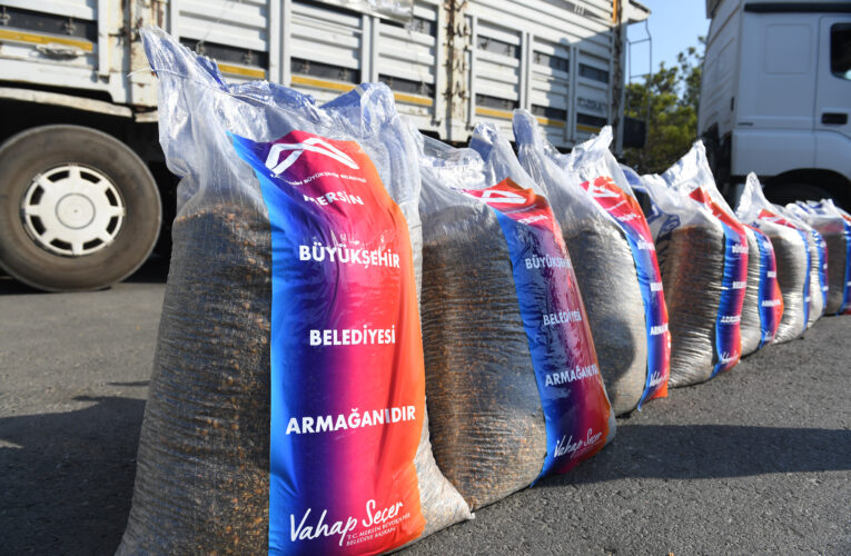 MERALARIN YANMASI NEDENİYLE HAYVANLARINI OTLATAMAYAN ÜRETİCİLERE BÜYÜKŞEHİR’DEN YEM DESTEĞİ