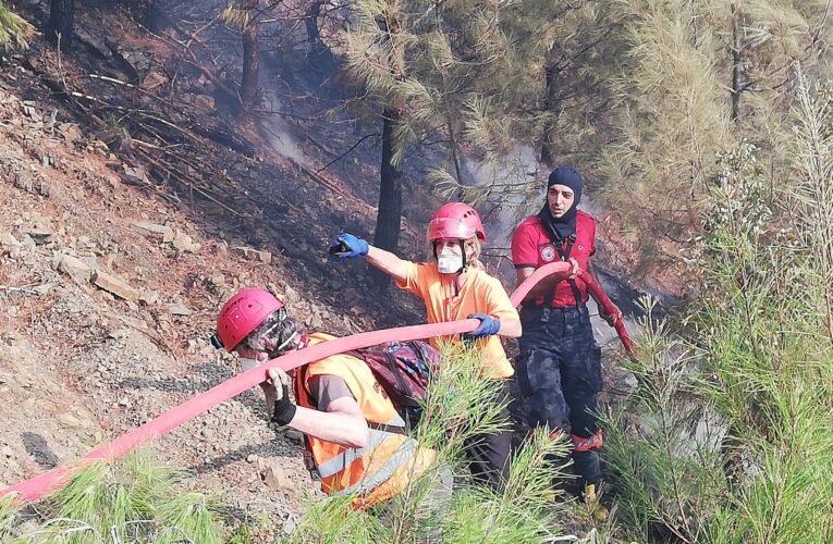 MANAVGAT VE MUĞLA’YA DESTEĞE GİDEN İTFAİYE EKİPLERİ YANGINDAN BİR CANI DAHA KURTARDI