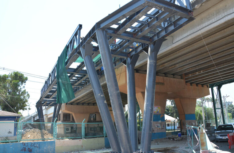 Üst geçitte montaj çalışmaları sürüyor