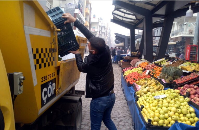 Günde 400 ton çöp toplanıyor, pazar yerleri yıkanıyor