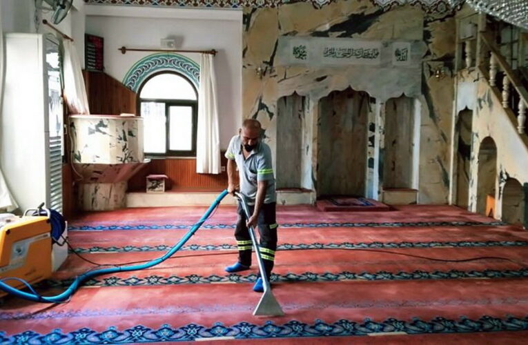 Camiler temizlenip halılar yıkanıyor, pazaryerleri ilaçlanıyor