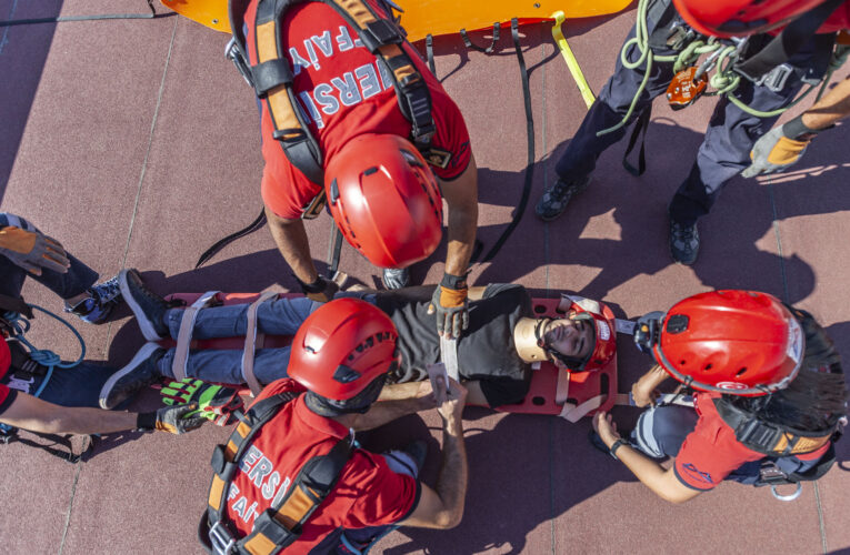 SENARYO GEREĞİ YANGINDA MAHSUR KALAN VATANDAŞ KURTARILDI