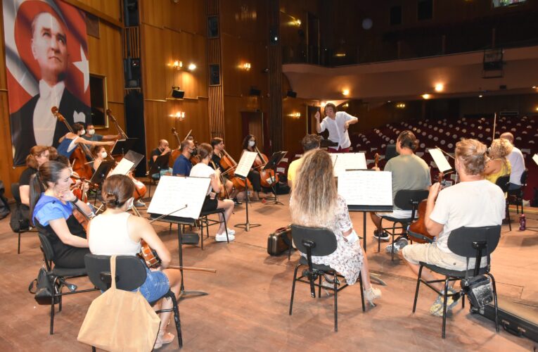 Festival, perdesini bir Türkiye prömiyeriyle açıyor