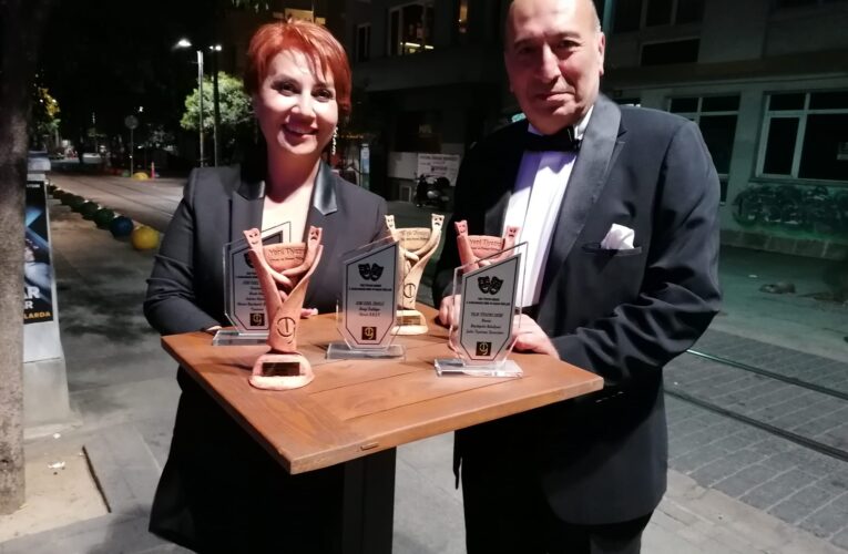 BAŞKAN SEÇER’E TİYATROYA KATKILARI İÇİN EMEK ÖDÜLÜ