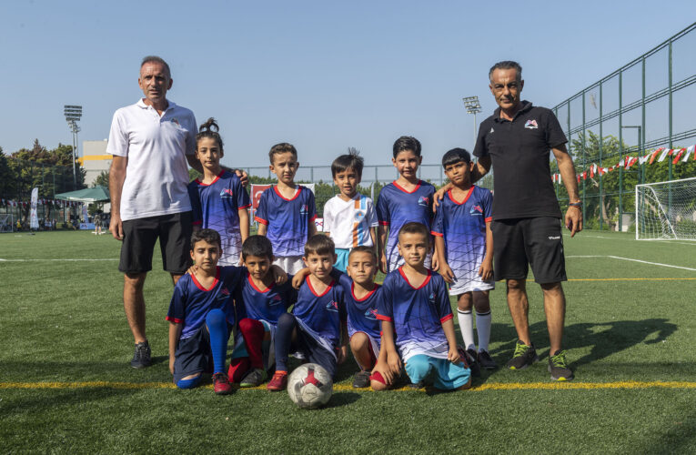 ‘30 AĞUSTOS MİNİKLER ZAFER KUPASI’NIN BİRİNCİSİ MERSİN BÜYÜKŞEHİR BELEDİYE FUTBOL KURSU OLDU