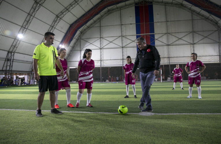 BÜYÜKŞEHİR’İN KADIN ÇALIŞANLARI TAKIM KURUP, TOP KOŞTURDU