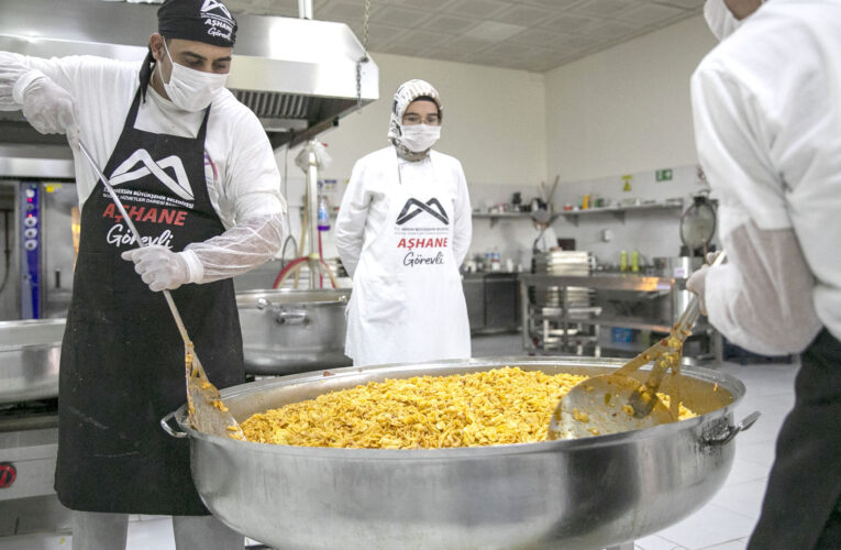 BÜYÜKŞEHİR’İN MAHALLE MUTFAKLARI CEP YAKMIYOR