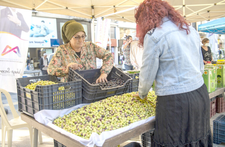 ÜRETİCİ KADINLAR, ZEYTİN VE ZEYTİNDEN ÜRETTİKLERİ ÜRÜNLERİ SATIŞA SUNDU