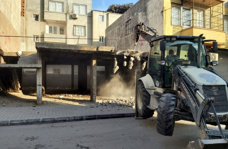 AKDENİZ’DE METRUK YAPILARIN YIKIMI SÜRÜYOR