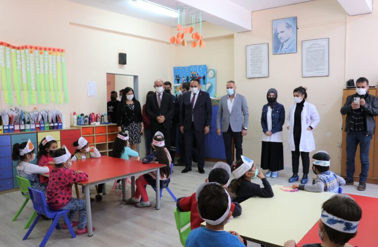 Eğitim gören çocuklara diş bakım seti