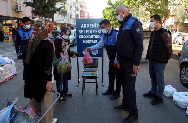 AKDENİZ BELEDİYESİ ZABITASI,  SEMT PAZARLARINA TARTI KONTROL NOKTALARI KURDU