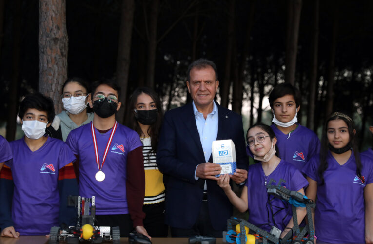 BÜYÜKŞEHİR’İN KADIN VE ÇOCUK BİLİM, TEKNOLOJİ ATÖLYESİ ÖĞRENCİLERİNE 2 ÖDÜL BİRDEN