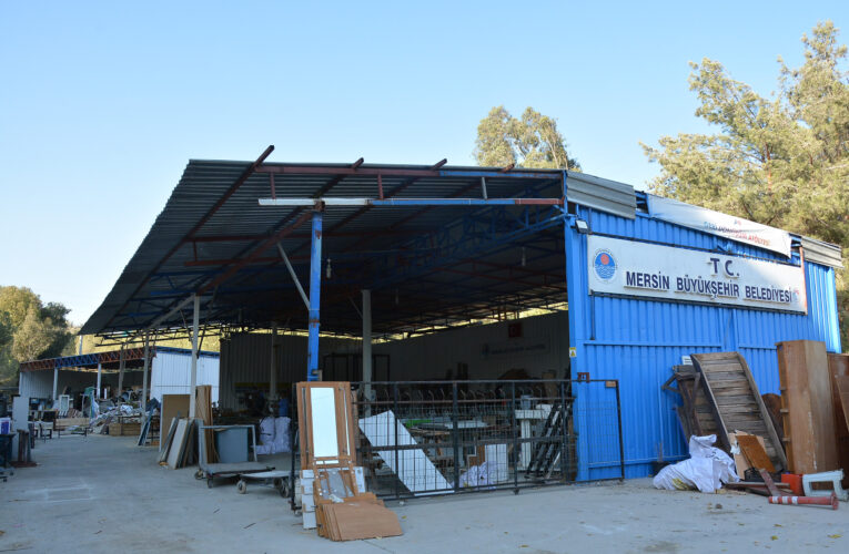 TARSUS GENÇLİK KAMPI’NDAKİ GERİ DÖNÜŞÜM ATÖLYESİ HARİKALAR YARATMAYA DEVAM EDİYOR