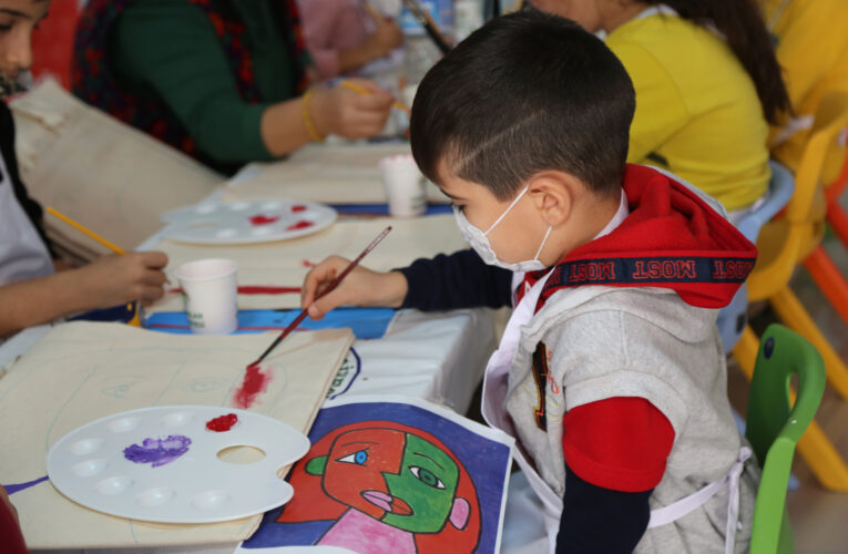 ÇOCUKLAR ELLERİNDE FIRÇALARIYLA TIPKI BİR RESSAM TİTİZLİĞİNDE