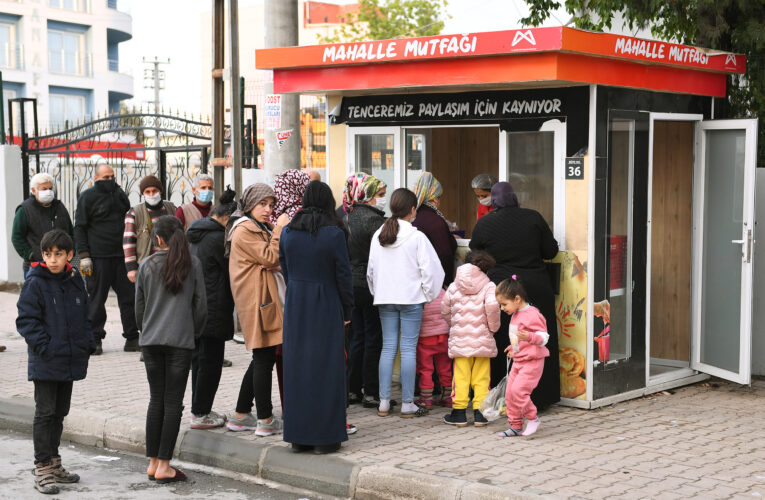 DAR GELİRLİ VATANDAŞLAR “MAHALLE MUTFAKLARI”NA YÖNELDİ